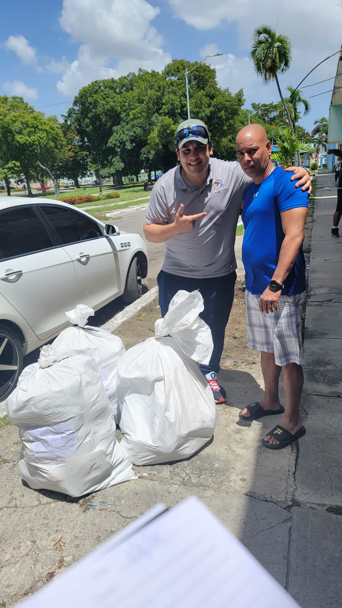 Jorge entregando bolsas grandes