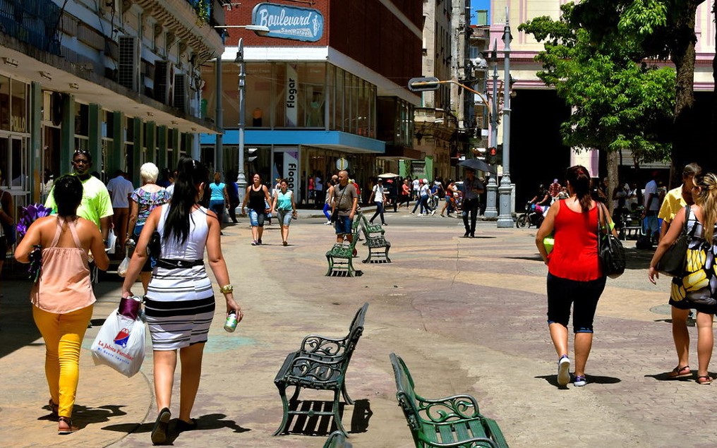 mujer en boluevard de La Habana con la Jabita